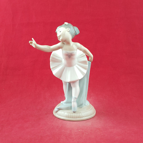 Nao By Lladro Figurine - My First Bow 1150 - L/N 3318