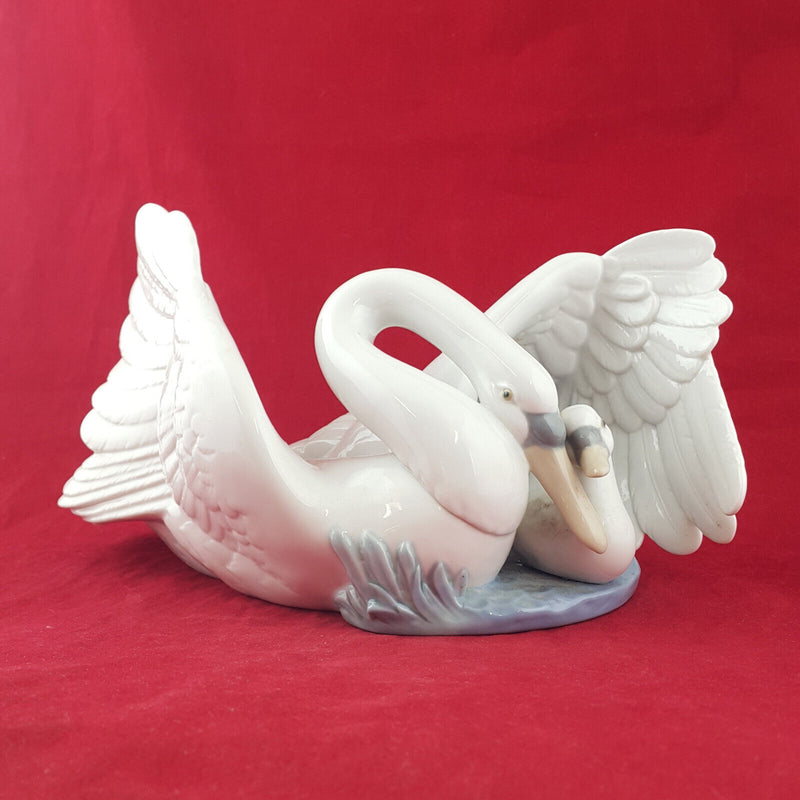 Nao By Lladro - The Little Swan 6575 - L/N 2366