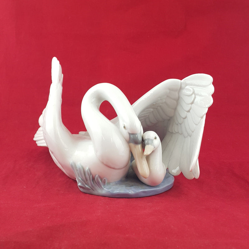 Nao By Lladro - The Little Swan 6575 - L/N 2366