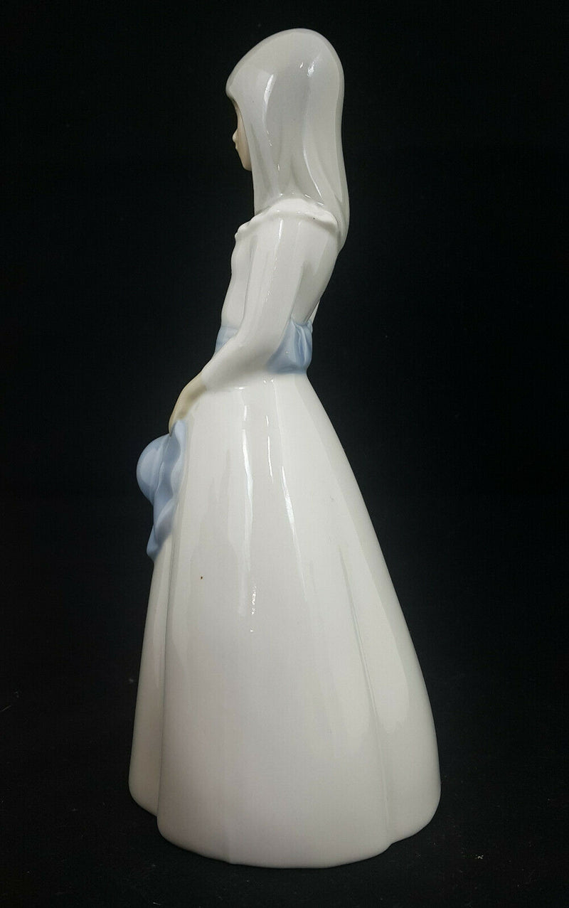 Valencia Figurine Girl in a Standing Pose - Miquel Requena S. A - FB0117