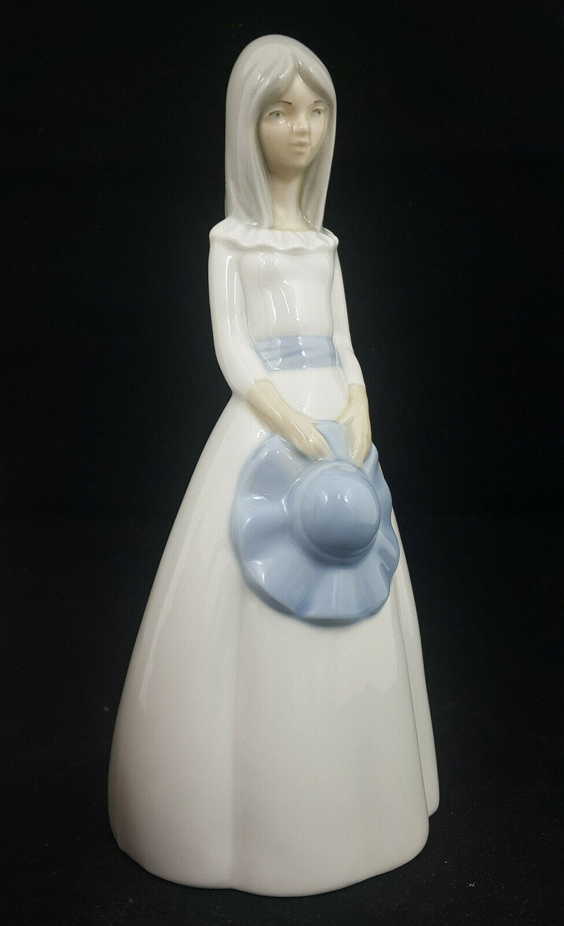 Valencia Figurine Girl in a Standing Pose - Miquel Requena S. A - FB0117