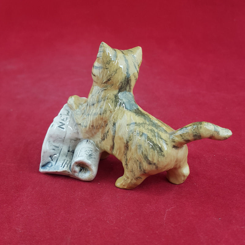 Royal Doulton Cats - In The News DA233 - RD 1649