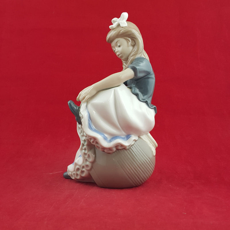 Nao By Lladro - Tying My Shoe - L/N 2076