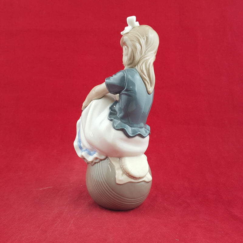 Nao By Lladro - Tying My Shoe - L/N 2076