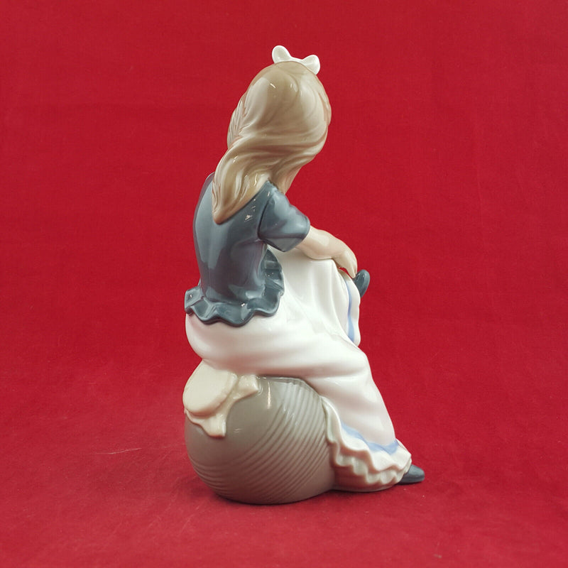 Nao By Lladro - Tying My Shoe - L/N 2076