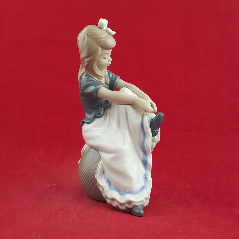 Nao By Lladro - Tying My Shoe - L/N 2076