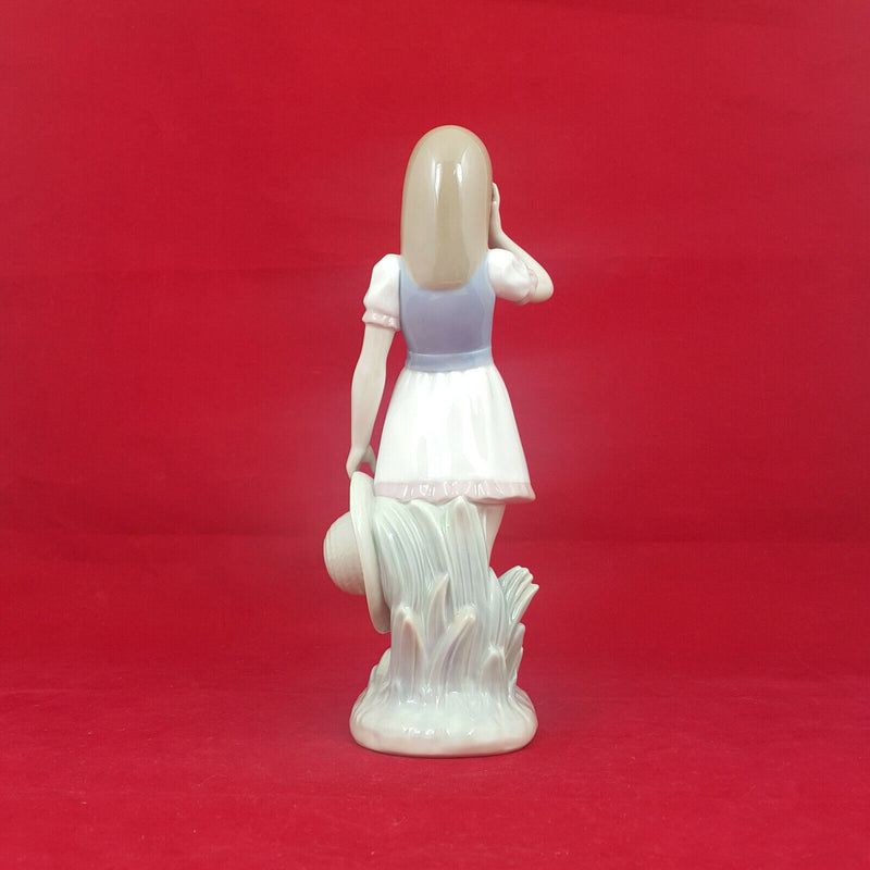 Lladro Figurine Dropping The Flowers 1285 (Boxed)