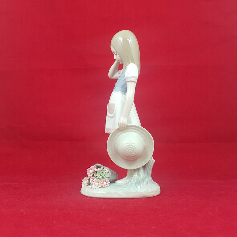 Lladro Figurine Dropping The Flowers 1285 (Boxed)