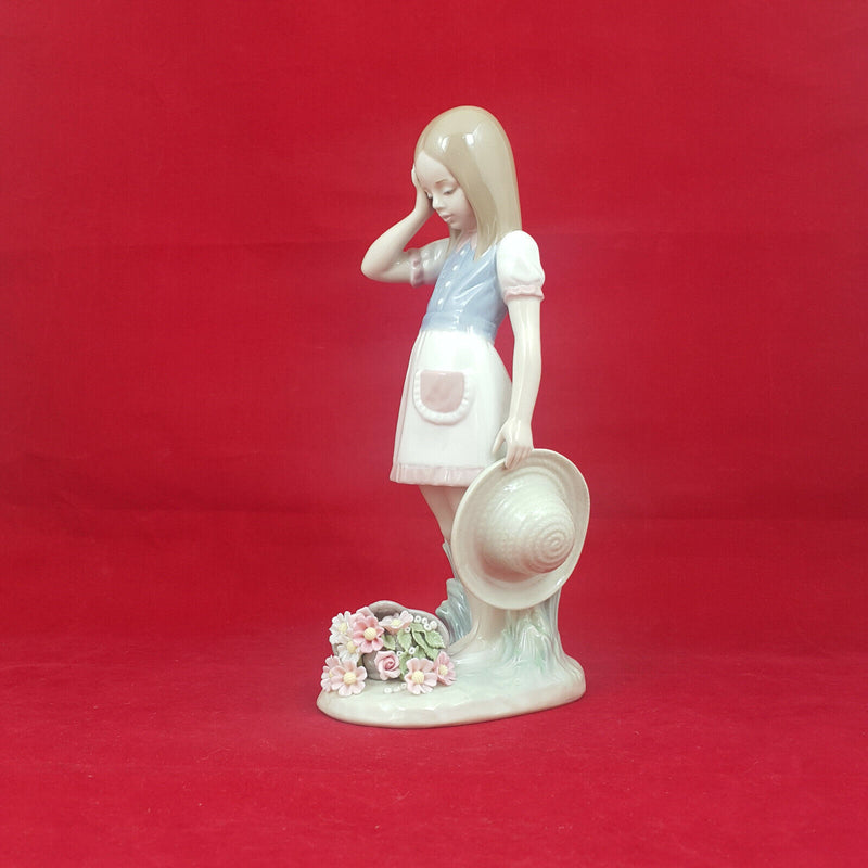 Lladro Figurine Dropping The Flowers 1285 (Boxed)