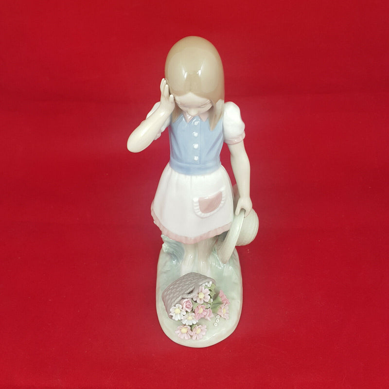 Lladro Figurine Dropping The Flowers 1285 (Boxed)