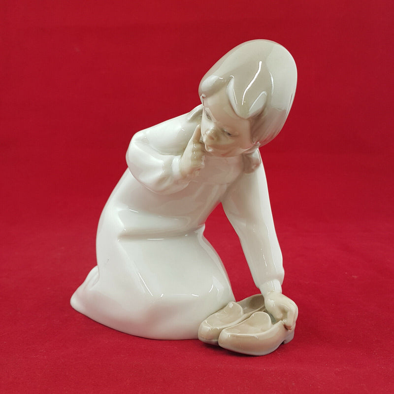 Lladro - Little Girl With Slippers 4523 - L/N 1027