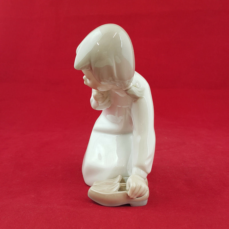 Lladro - Little Girl With Slippers 4523 - L/N 1027
