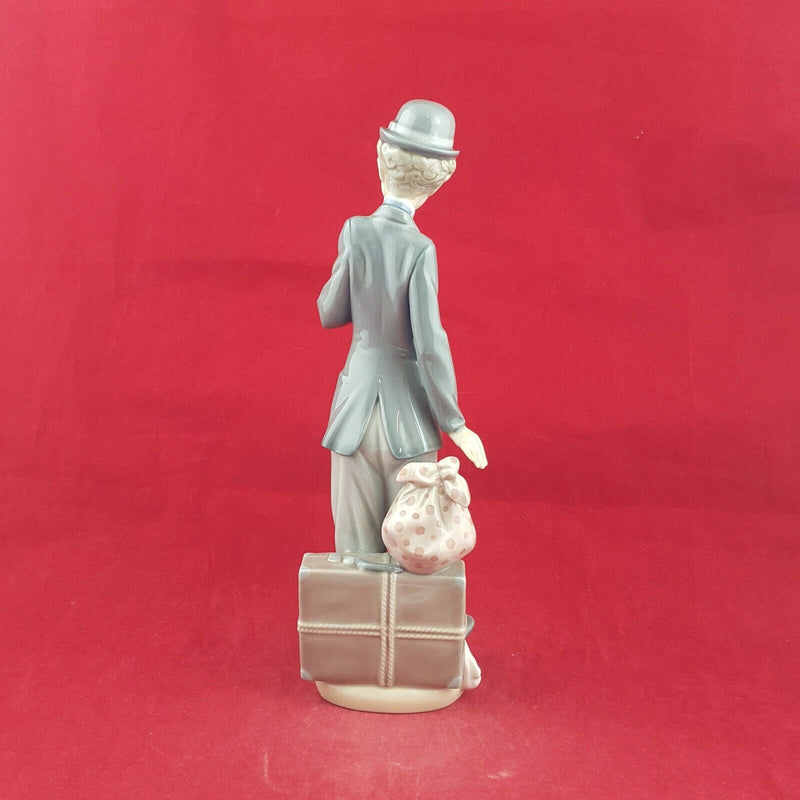 Lladro Figurine 5233 - Charlie The Tramp with Cane - 13 TF