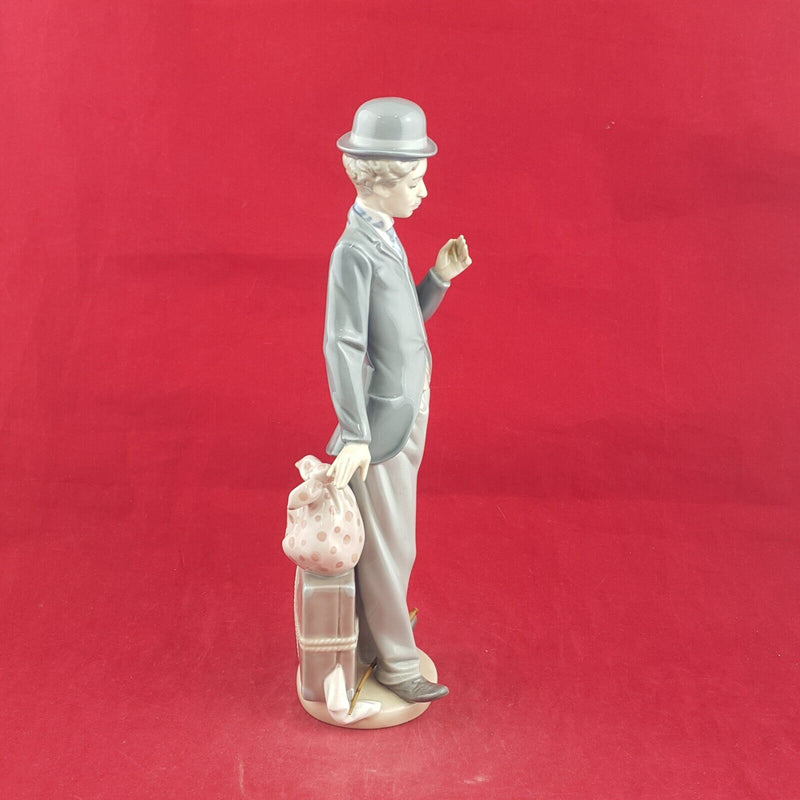 Lladro Figurine 5233 - Charlie The Tramp with Cane - 13 TF