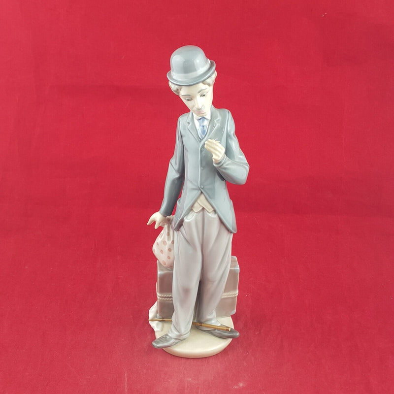 Lladro Figurine 5233 - Charlie The Tramp with Cane - 13 TF