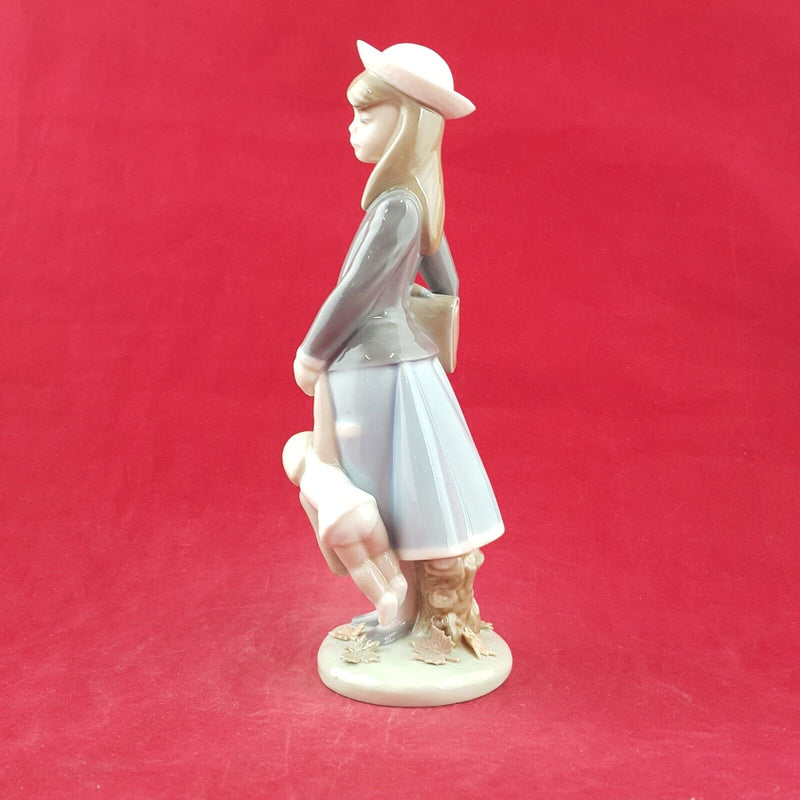 Lladro - Autumn / Girl With Doll 5218 - L/N 2378