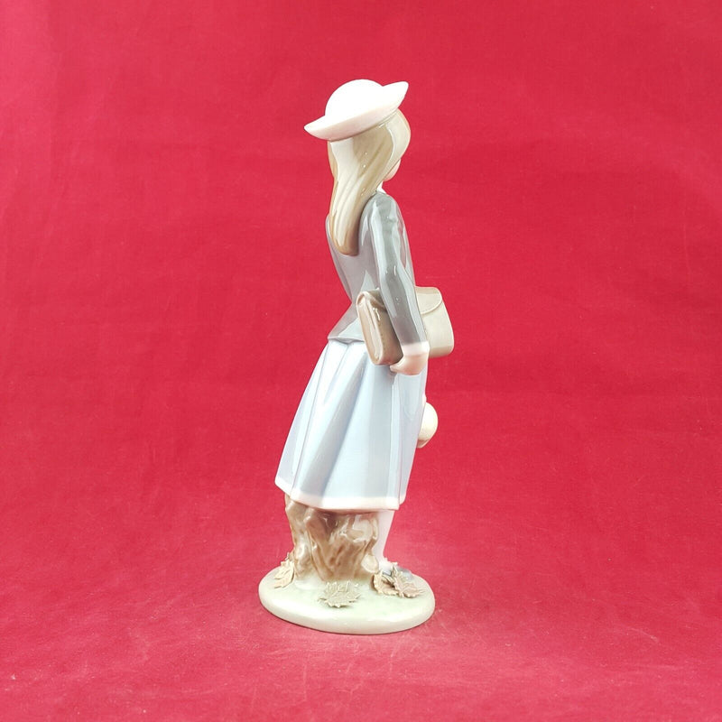 Lladro - Autumn / Girl With Doll 5218 - L/N 2378