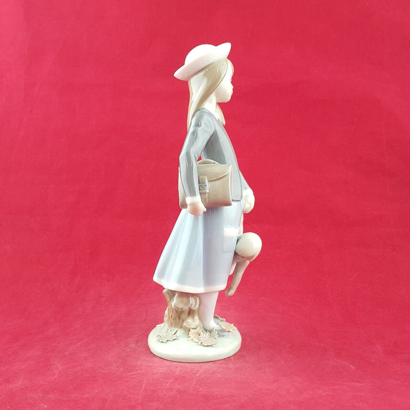 Lladro - Autumn / Girl With Doll 5218 - L/N 2378