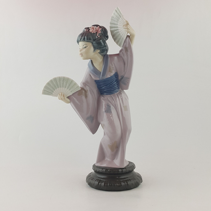 Lladro Figurine - Japanese Geisha With Fans 4991