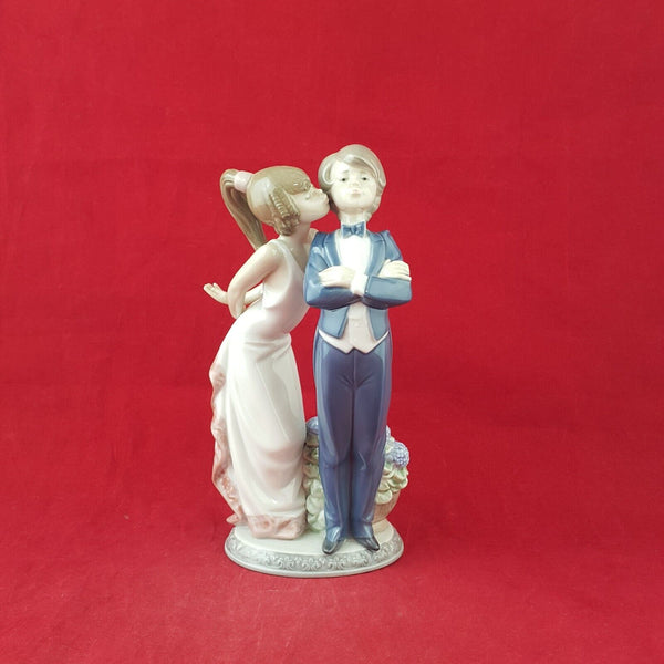 Lladro Figurine 5555 - Lets Make up - Girl Kissing on Boy Cheek - 7210 L/N