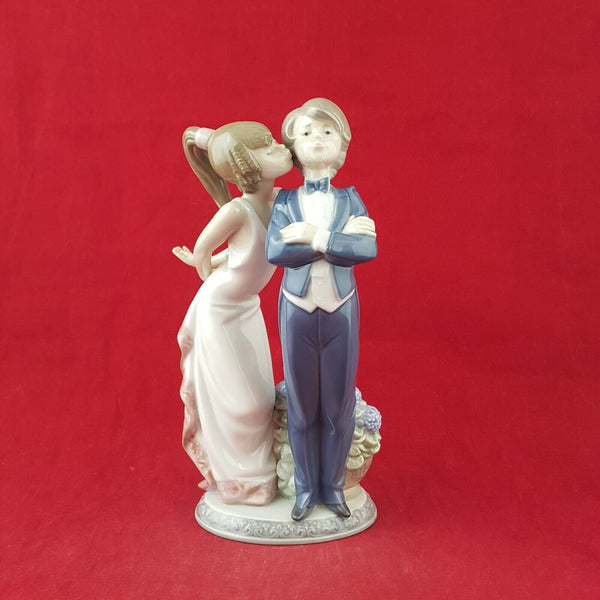 Lladro Figurine 5555 - Lets Make up - Girl Kissing on Boy Cheek - 7210 L/N