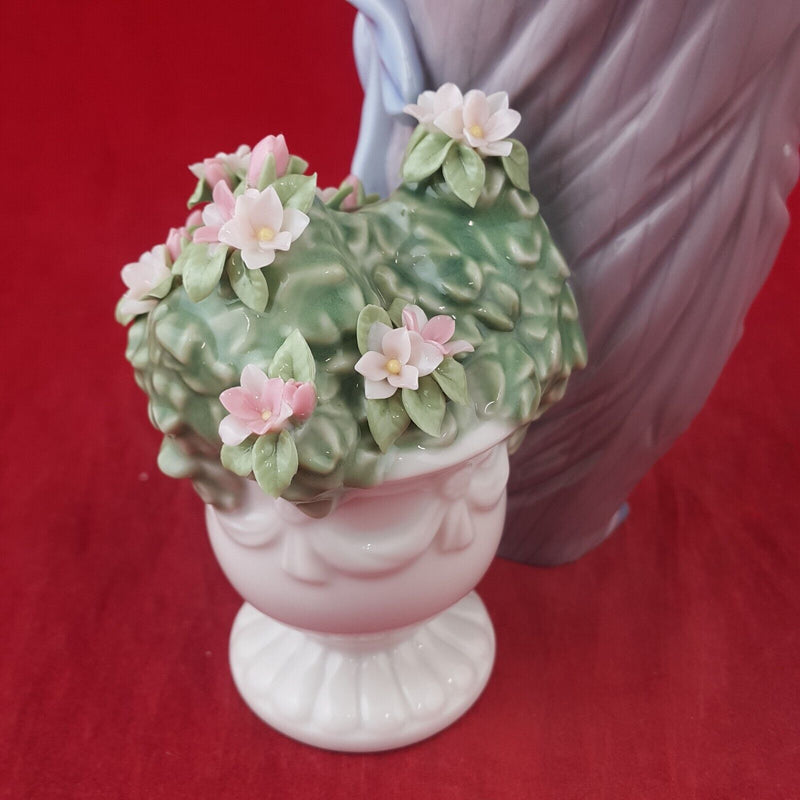 Lladro Porcelain Figurine 6279 Flowers of Paris - 8048 L/N