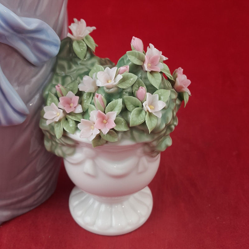 Lladro Porcelain Figurine 6279 Flowers of Paris - 8048 L/N