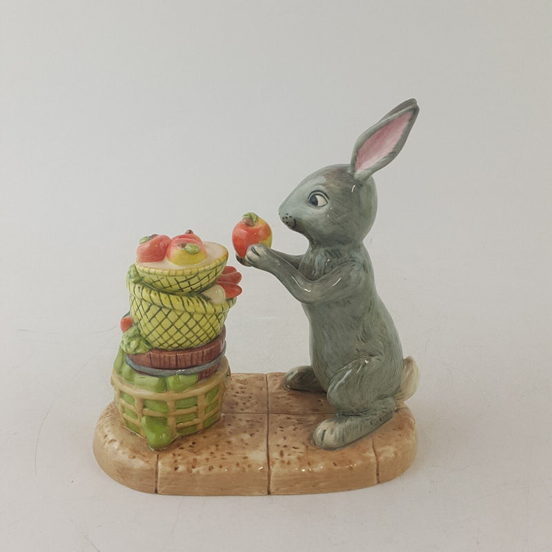 Royal Doulton Winnie The Pooh Rabbit's Harvest WP67 - 8121 RD