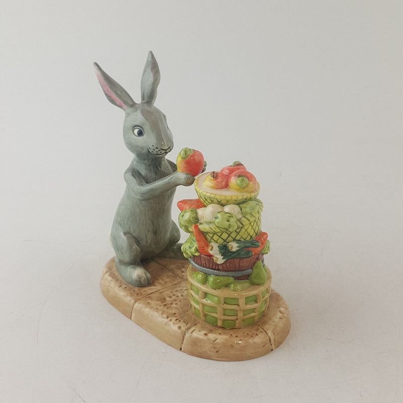 Royal Doulton Winnie The Pooh Rabbit's Harvest WP67 - 8121 RD