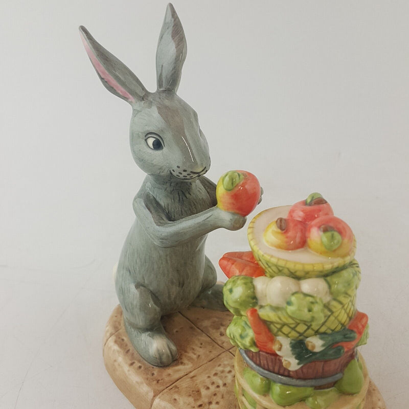 Royal Doulton Winnie The Pooh Rabbit's Harvest WP67 - 8121 RD