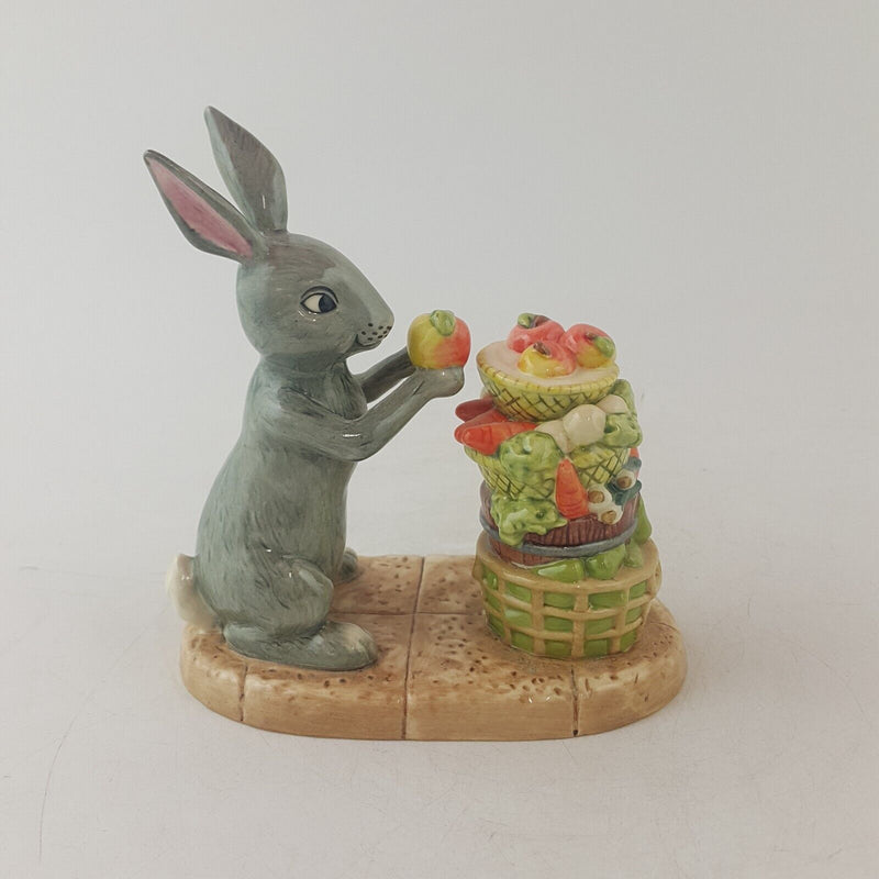 Royal Doulton Winnie The Pooh Rabbit's Harvest WP67 - 8121 RD