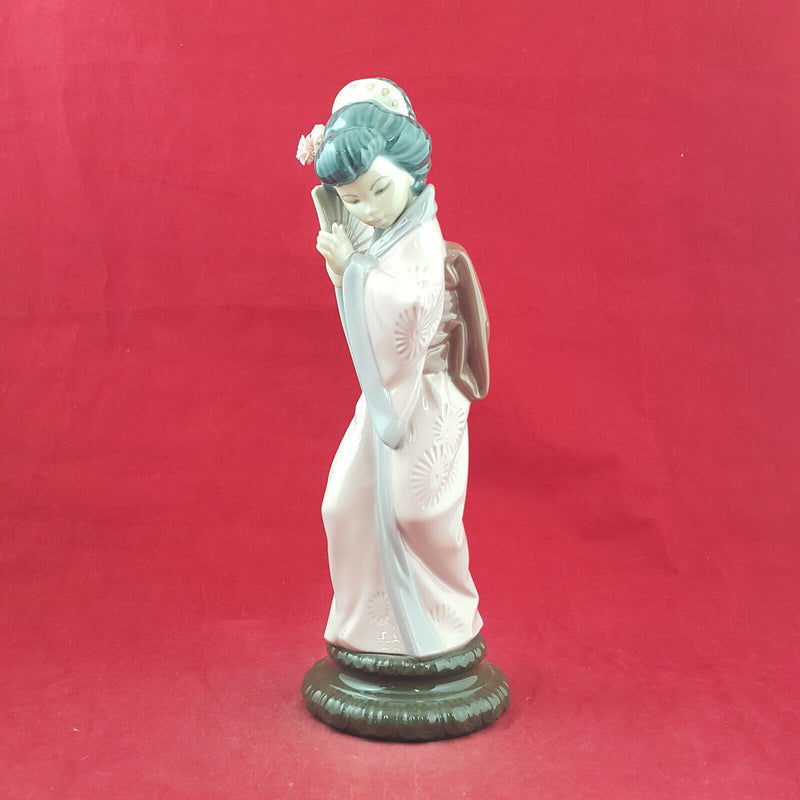 Lladro Figurine - Geisha With Fan 4990 - L/N 2916