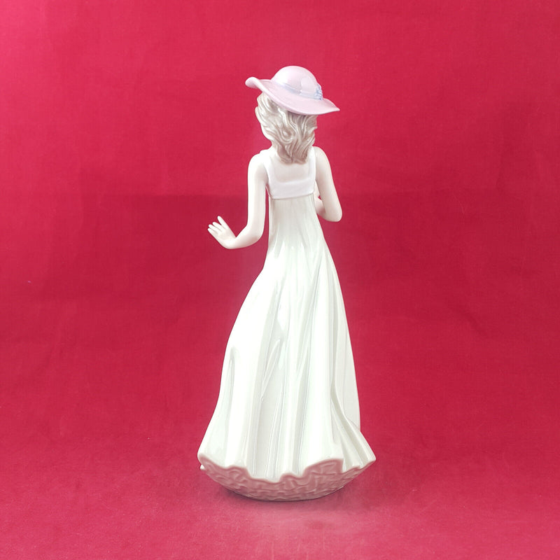 Lladro Nao Figurine - Gentle Breeze 1158 - L/N 3061