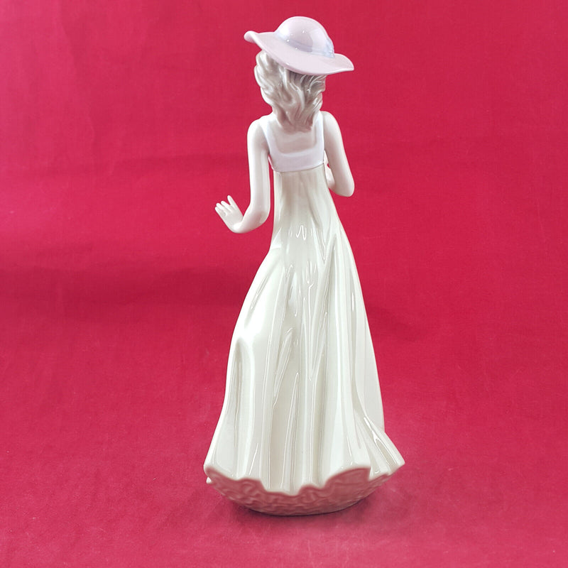 Lladro Nao Figure - Gentle Breeze 1158 - L/N 3156