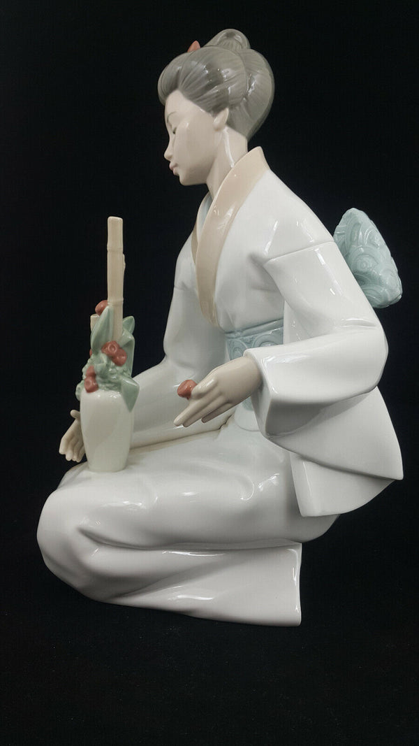 Lladro NAO Figurine Geisha Lady Model 1276
