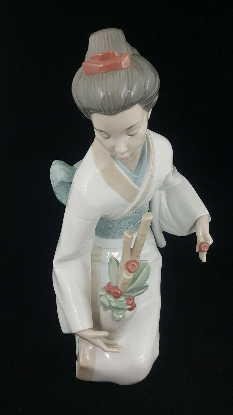 Lladro NAO Figurine Geisha Lady Model 1276