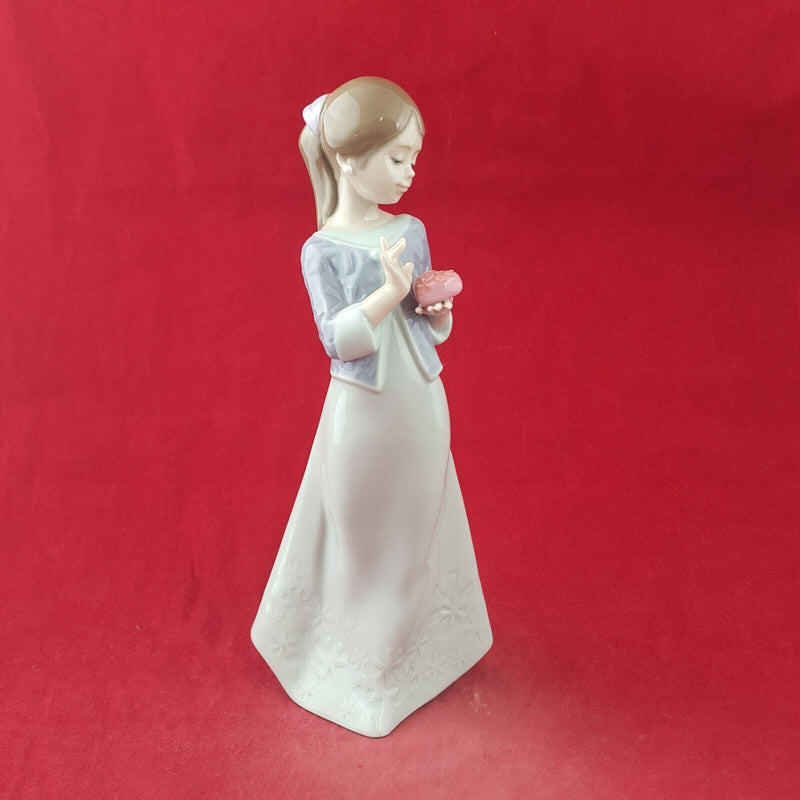 Nao by Lladro Porcelain Figurine A Gift From Heart - 8886 L/N