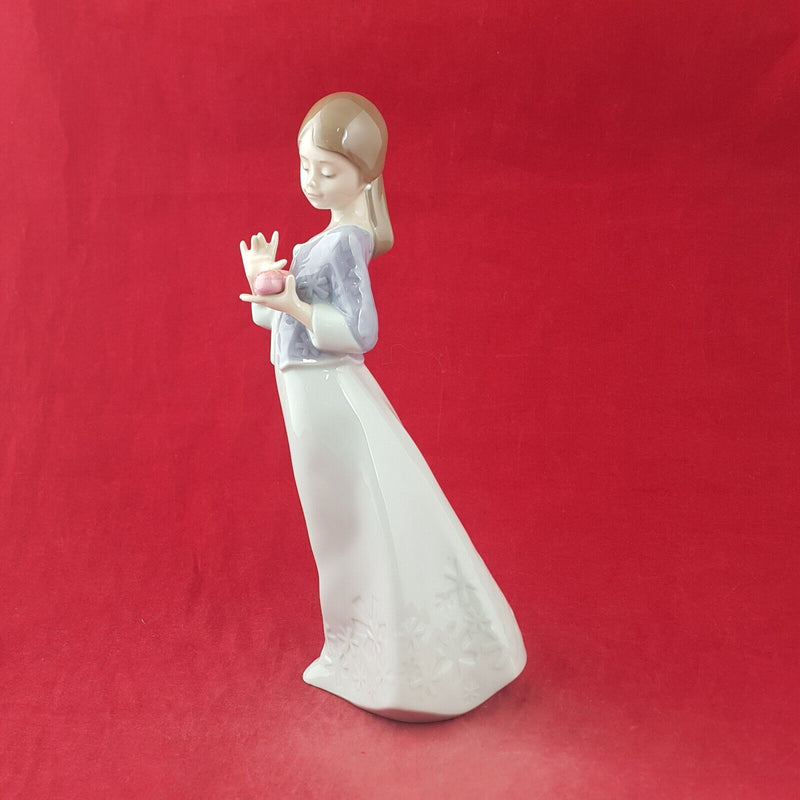 Nao by Lladro Porcelain Figurine A Gift From Heart - 8886 L/N