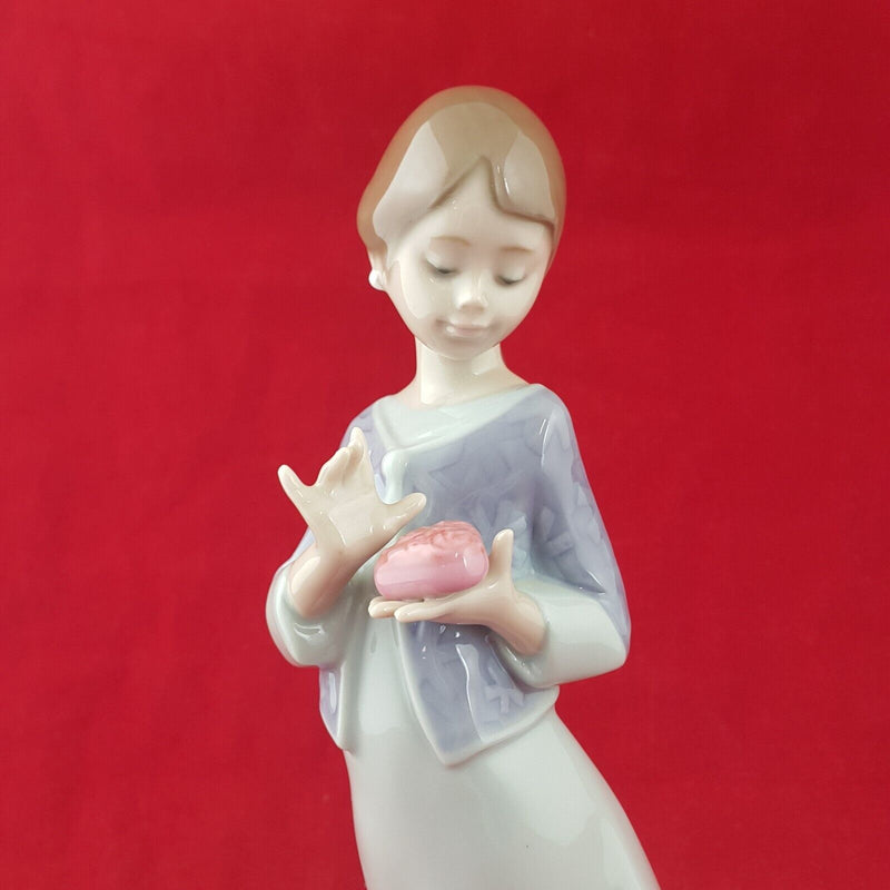 Nao by Lladro Porcelain Figurine A Gift From Heart - 8886 L/N