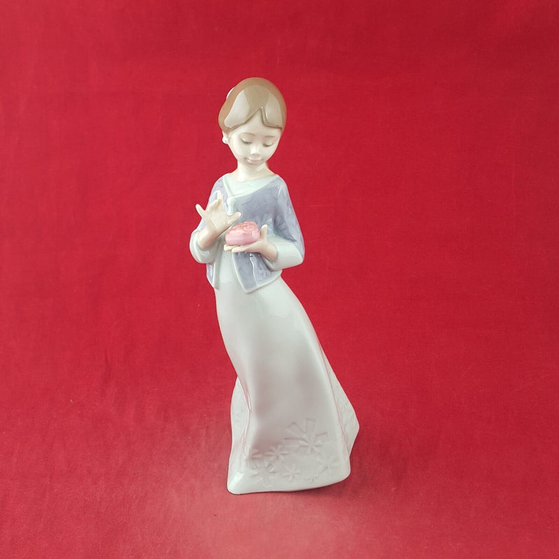 Nao by Lladro Porcelain Figurine A Gift From Heart - 8886 L/N