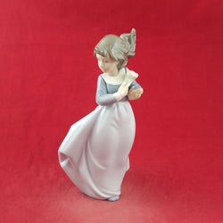 Nao by Lladro Porcelain Figurine 1089 Windy Afternoon - 8889 L/N