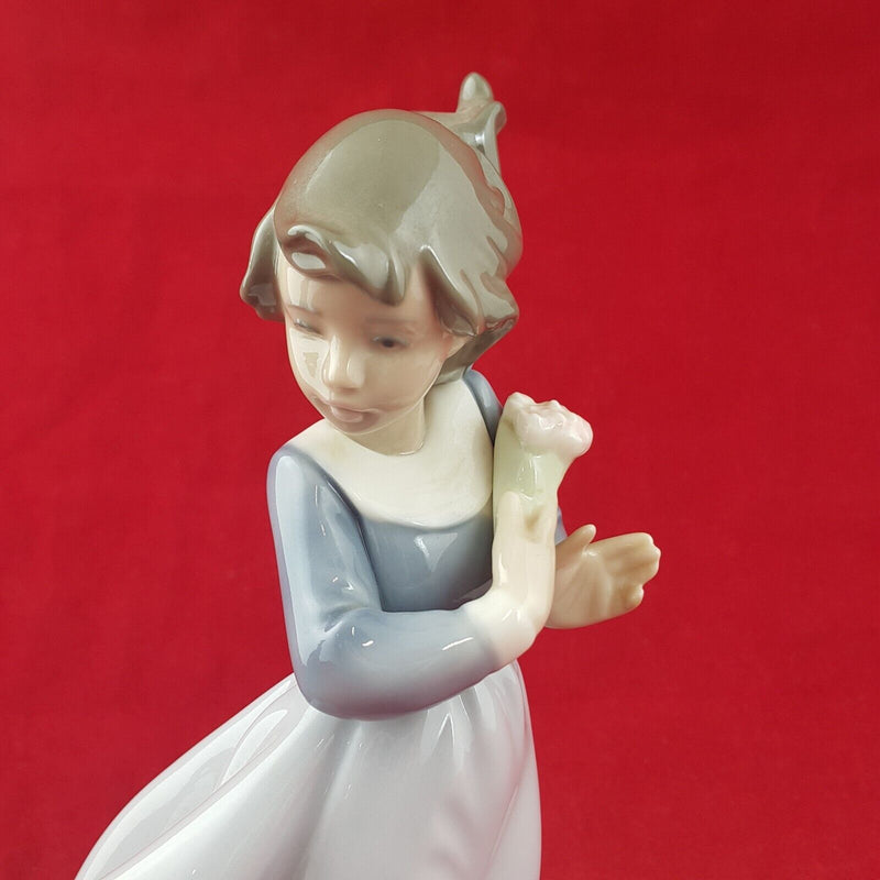 Nao by Lladro Porcelain Figurine 1089 Windy Afternoon - 8889 L/N