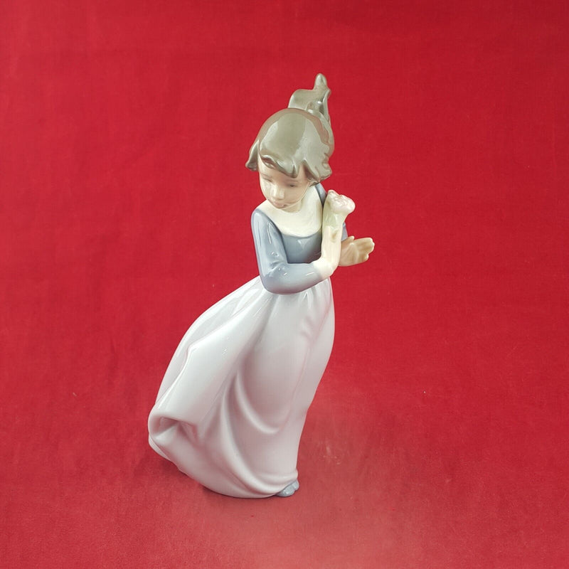 Nao by Lladro Porcelain Figurine 1089 Windy Afternoon - 8889 L/N