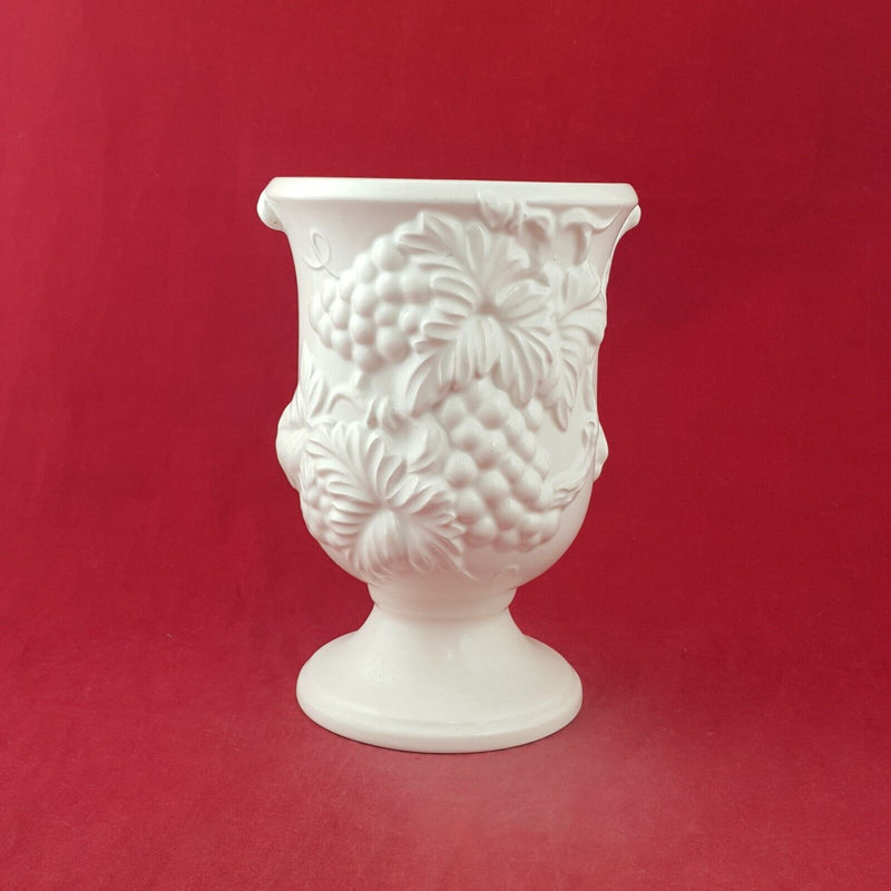 Sylvac - Vintage Vase - 8911 RD