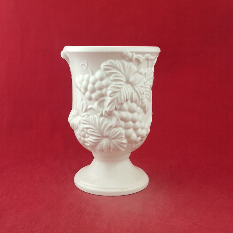 Sylvac - Vintage Vase - 8911 RD