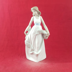 Nao By Lladro Figurine - Walking On Air 1343 - L/N 3509