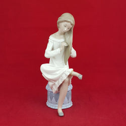 Lladro Nao 0282 - Girl Combing Hair - (Restored) - 6281 L/N