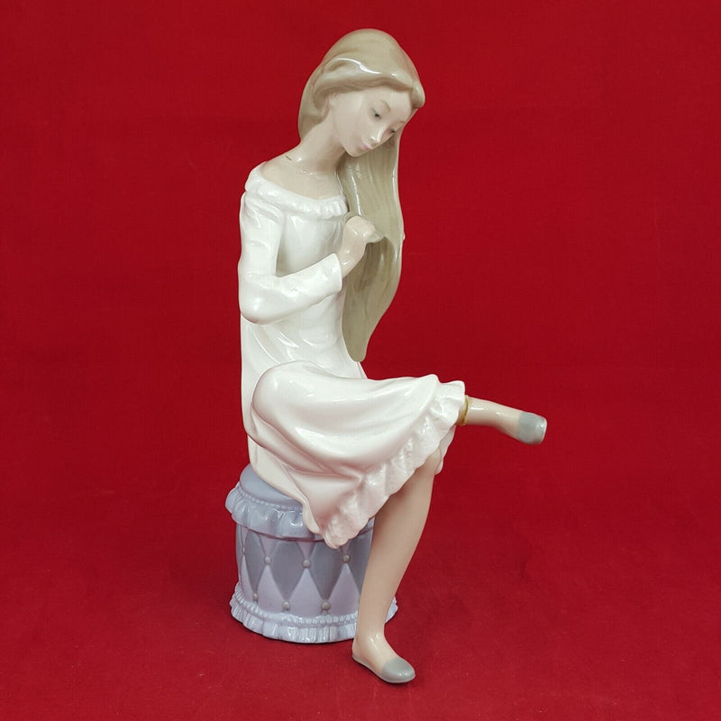 Lladro Nao 0282 - Girl Combing Hair - (Restored) - 6281 L/N