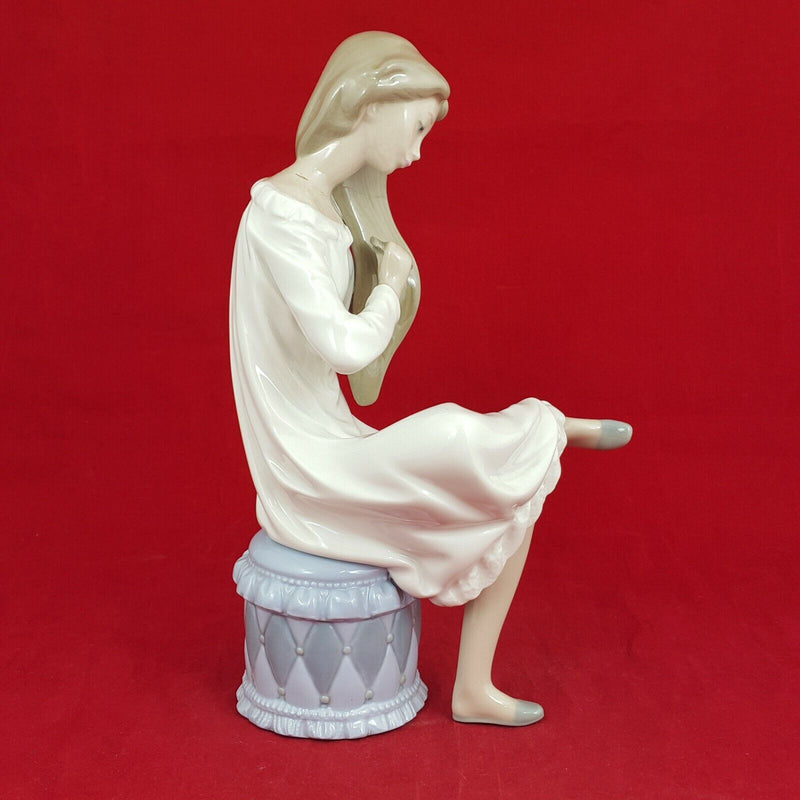 Lladro Nao 0282 - Girl Combing Hair - (Restored) - 6281 L/N