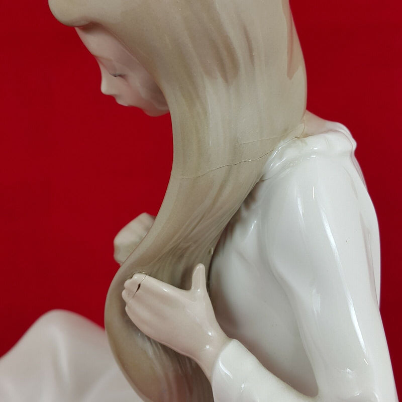 Lladro Nao 0282 - Girl Combing Hair - (Restored) - 6281 L/N